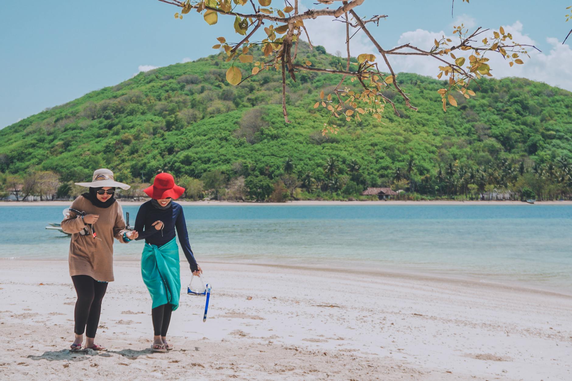 Hidden Beach di Lombok yang Jarang Diketahui